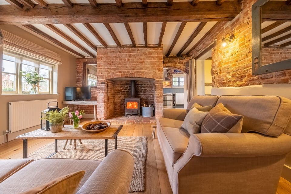 Stockman's Cottage, Foulsham: Cosy Sitting room with inglenook fireplace