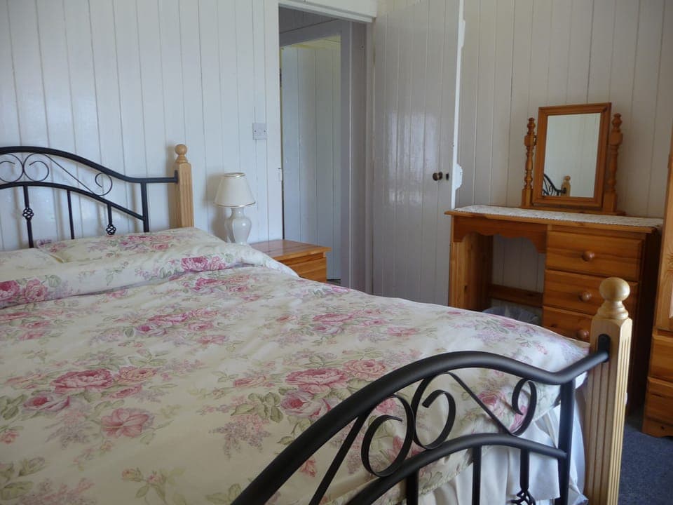Middle bedroom