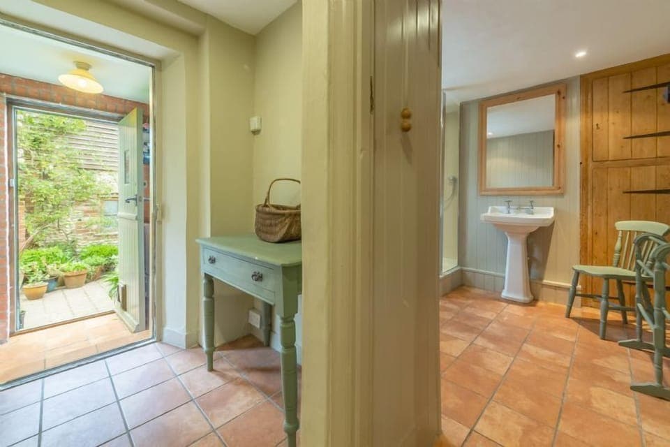 Ground floor: Rear lobby and shower room