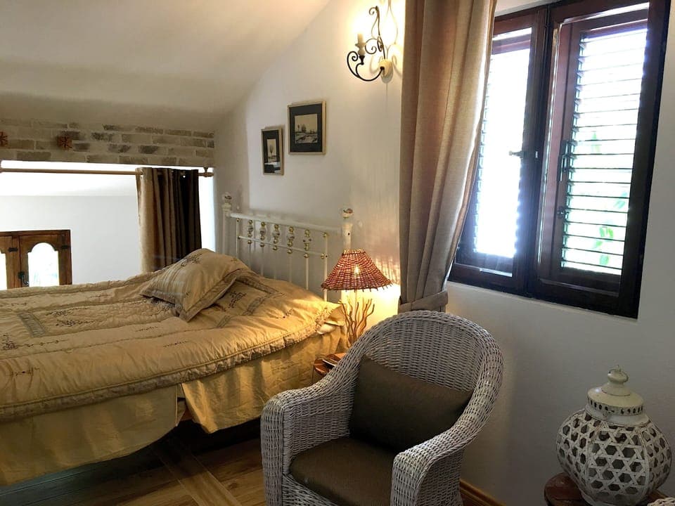 Annex: one bedroom loft with private bathroom with shower