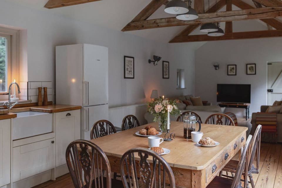 Bear's Cottage, Wood Norton: Open plan living space