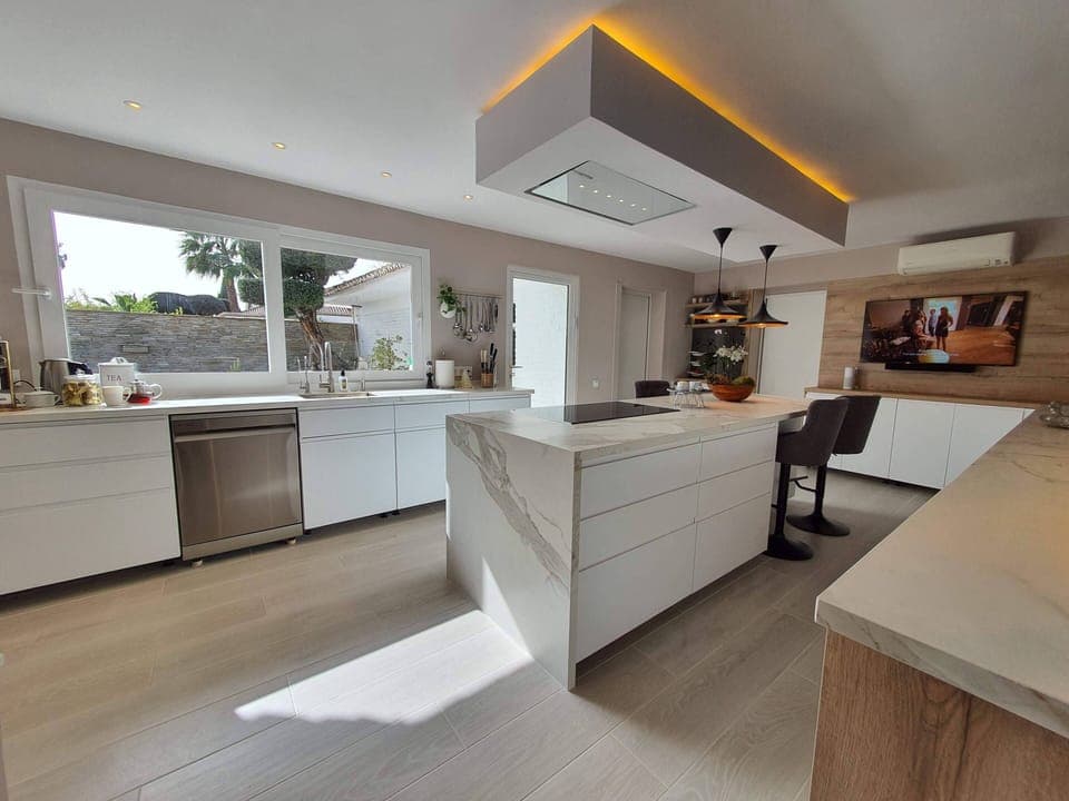 Brand new kitchen with Large american fridge + large walk in commercial fridge