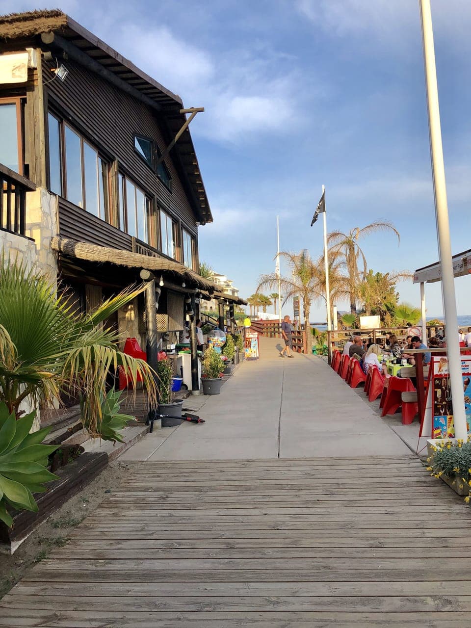 Restaurant Royal Beach, Pirata, is just steps from the apartment complex