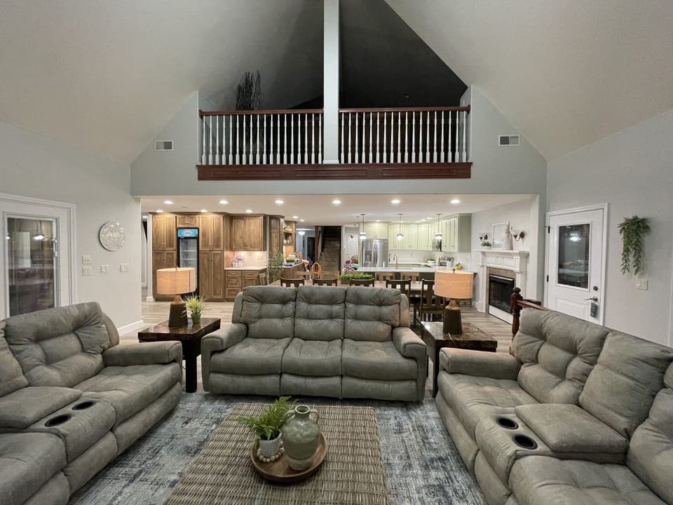 Main sitting area view to lake!