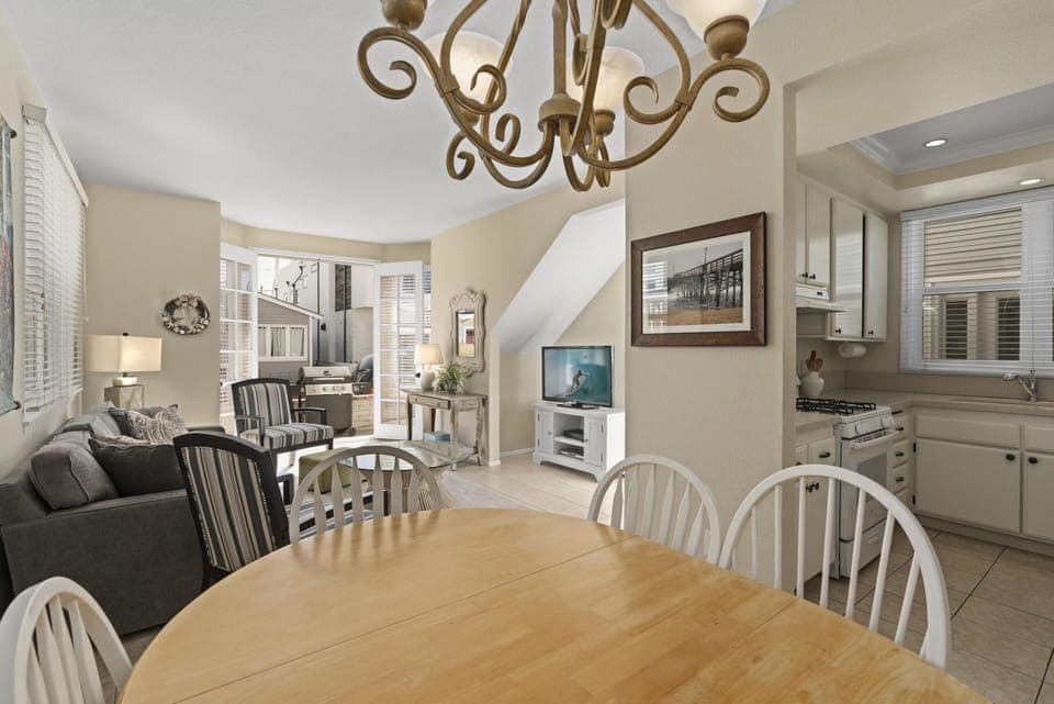 Vantage point from dining table and seating toward kitchen, living room and TV. Perfect for family meals, game nights and good conversation.
                