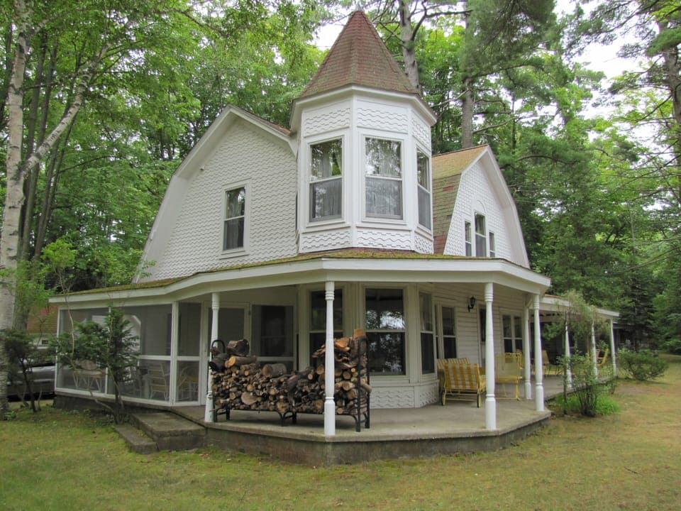 Charming Lakefront Retreat