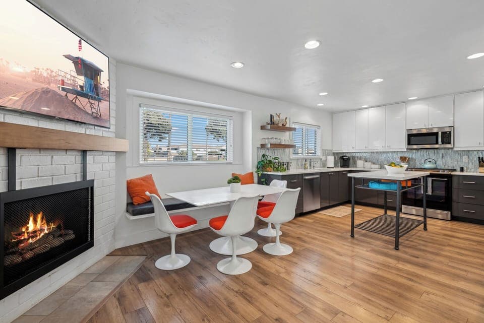 Dining/Kitchen - great layout!  Filtered water, microwave, gas burners, and more