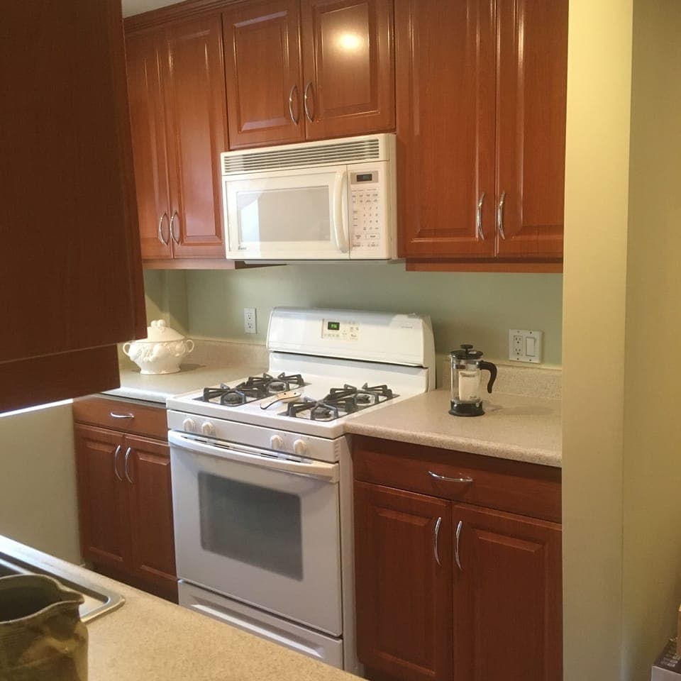 Fully equipped kitchen with gas stove 
