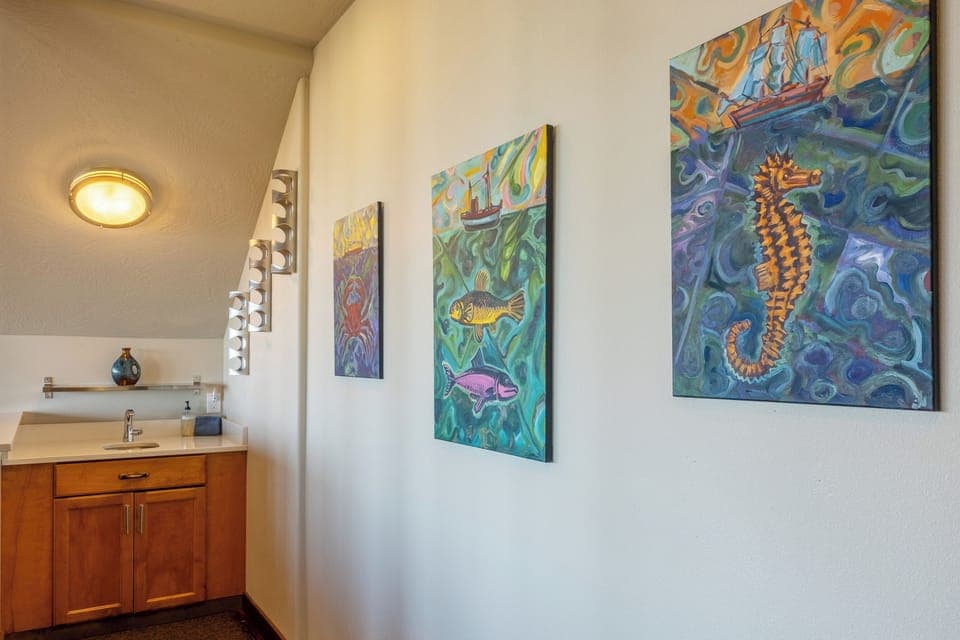 Small bar area in between the kitchen and living room