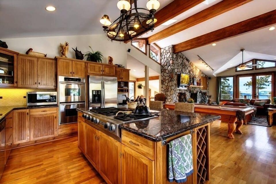 Entertain n cook in Gourmet kitchen w/ Wolf app