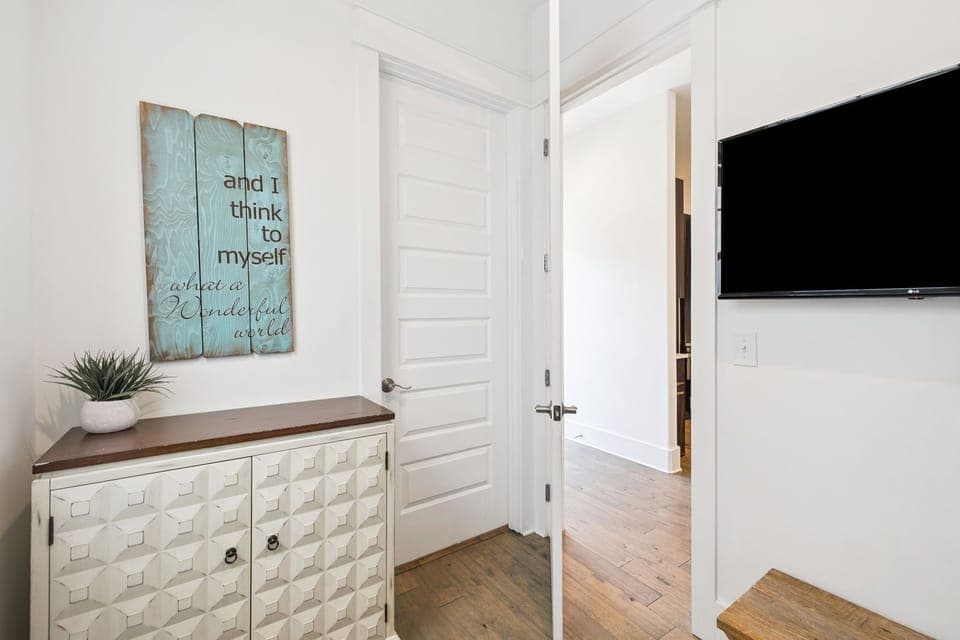 Twin Bunk Room - Equipped with a Flat-Screen TV