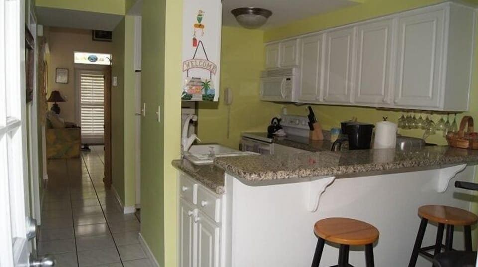 Just inside the front door you get the keys for the front/back door, pool & gate