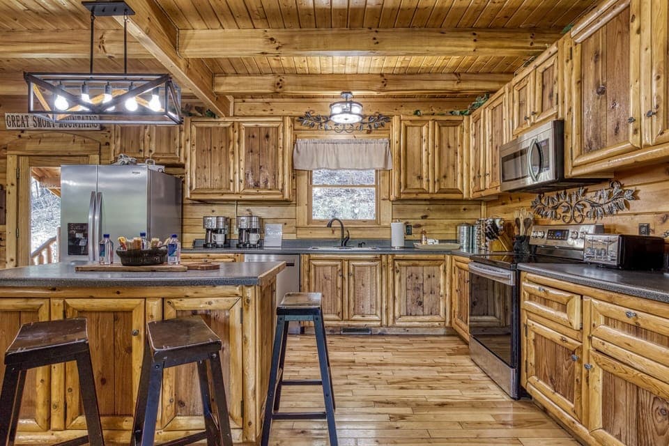 Pigeon Forge Cabin "Katies Lodge" - Fully furnished kitchen with kitchen island