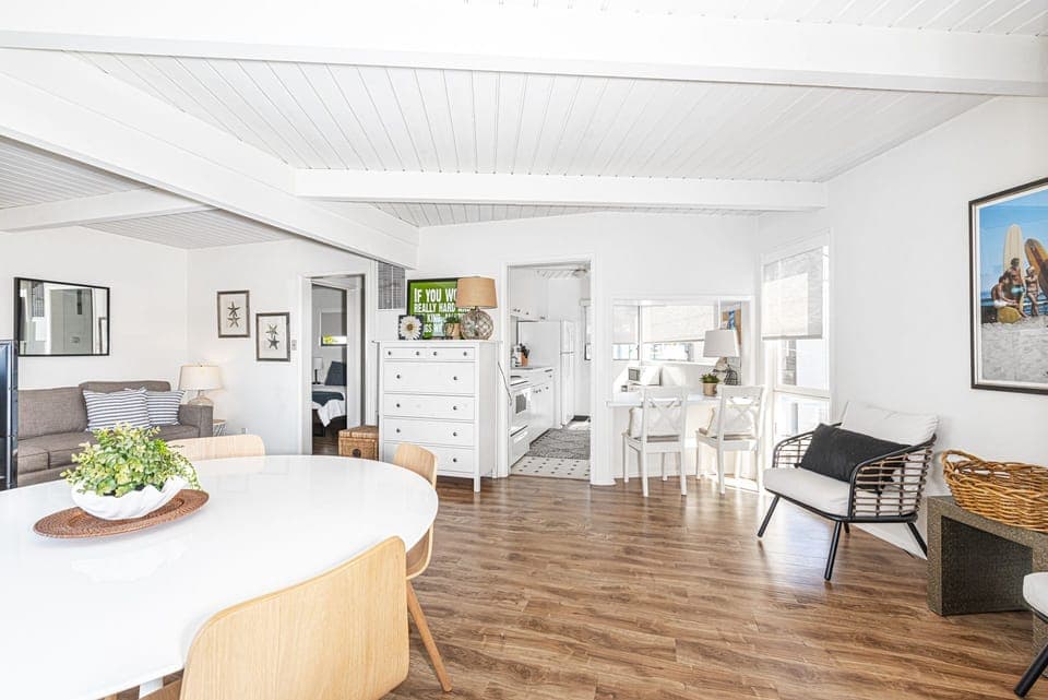 This rear upstairs unit of this bayfront home is the perfect spot to experience the charm of Balboa Island in Newport Beach.
                