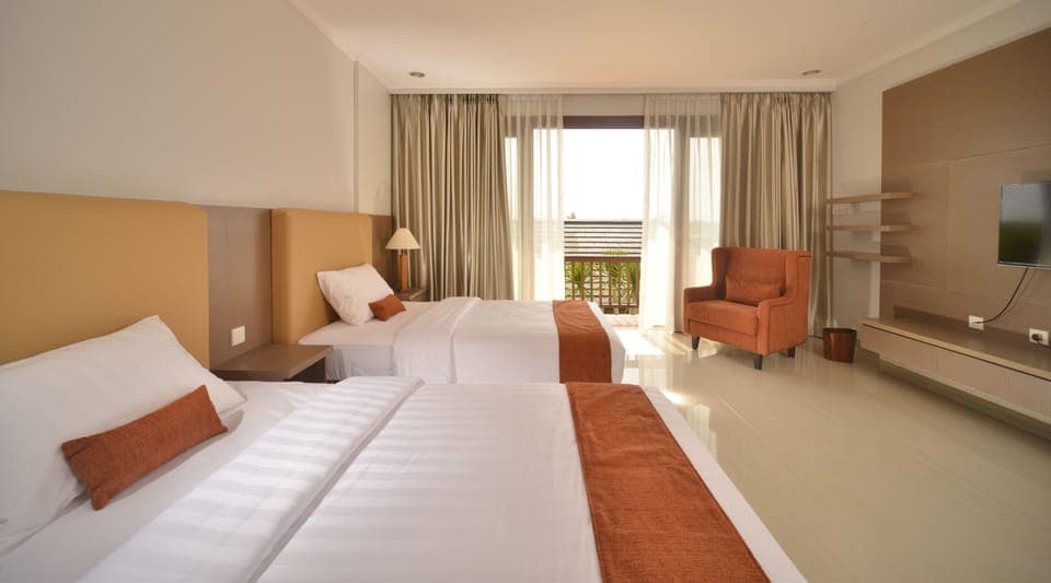 3 BR Villa Near Echo Beach & Finn's BC