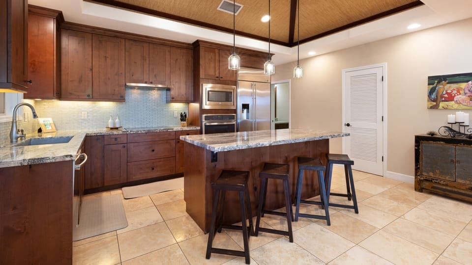 Kitchen supplied with spices, oils, starter 100% Kona coffee, teas and popcorn