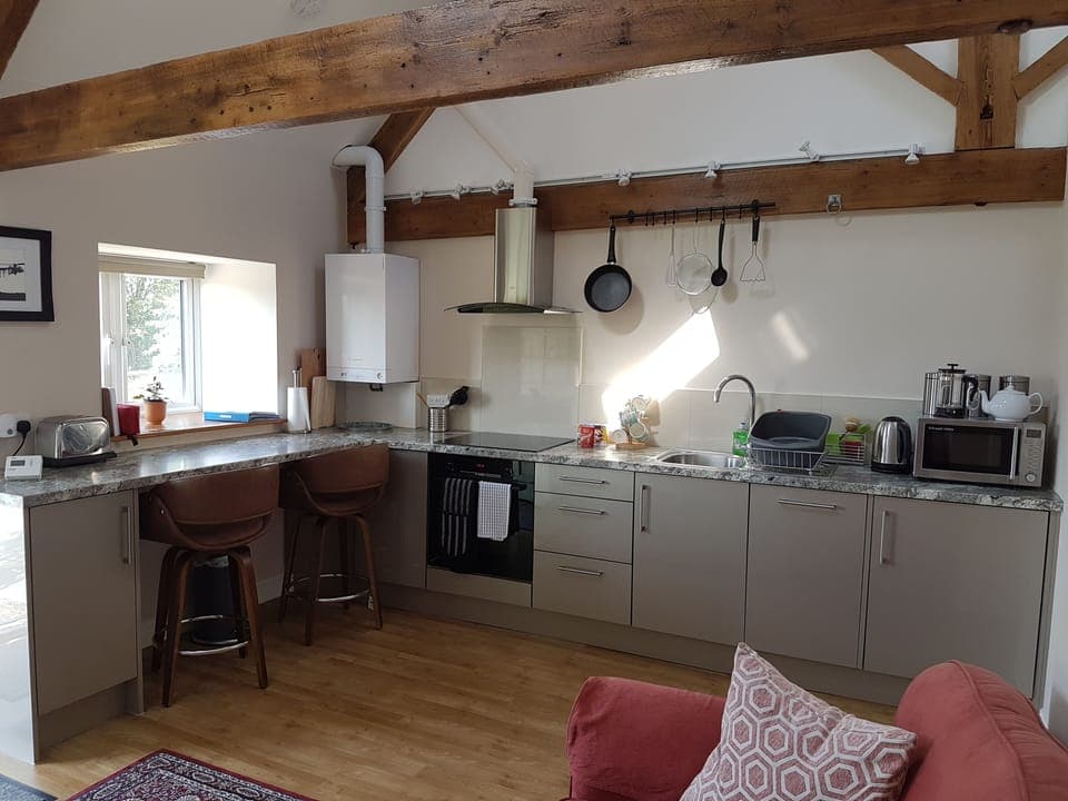 Fully equipped kitchen with breakfast bar