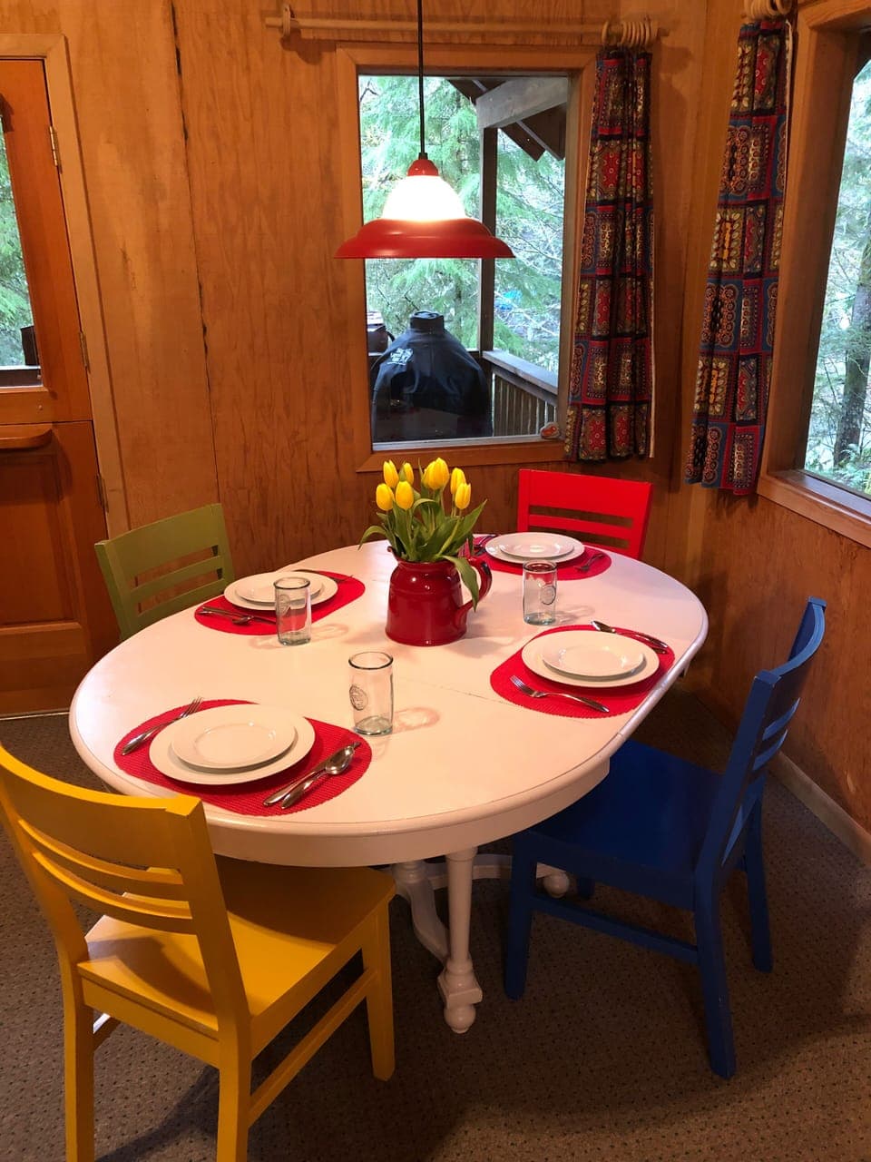 Dining room seating for up to six guests