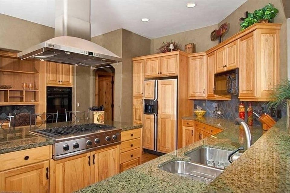 Beautiful full Kitchen.