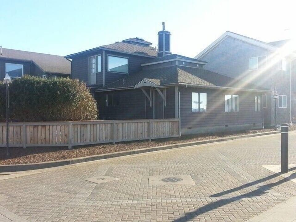 Home in Nye Beach - Corner of Cliff St. and 2nd St.