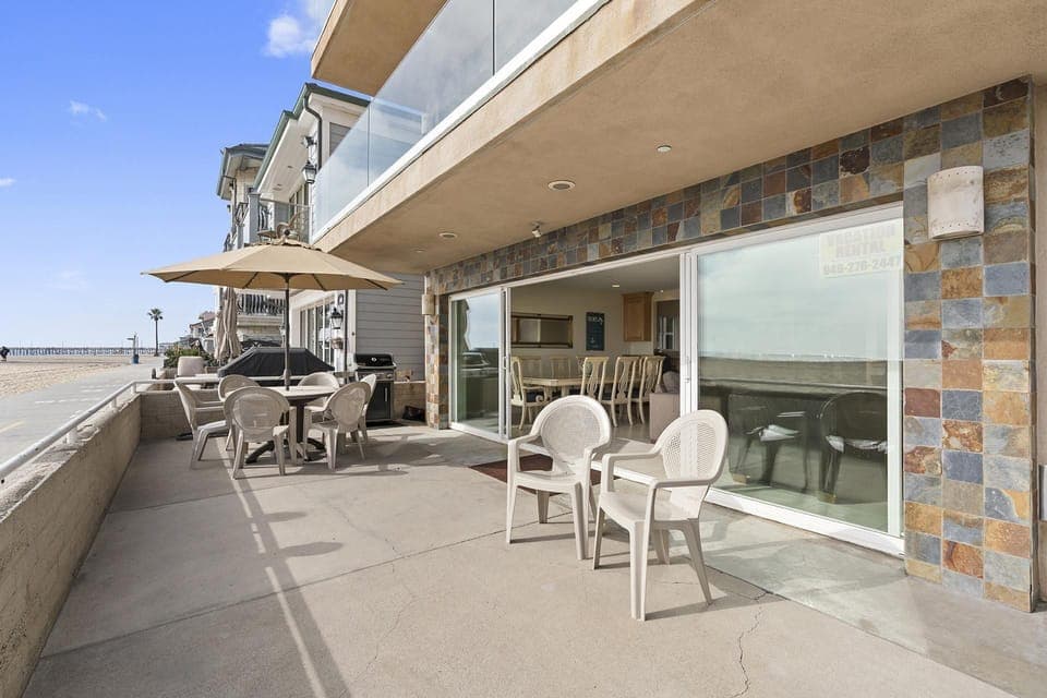 The best seat in the house is the front patio! It includes outdoor dining table with market umbrella and propane BBQ grill.
                