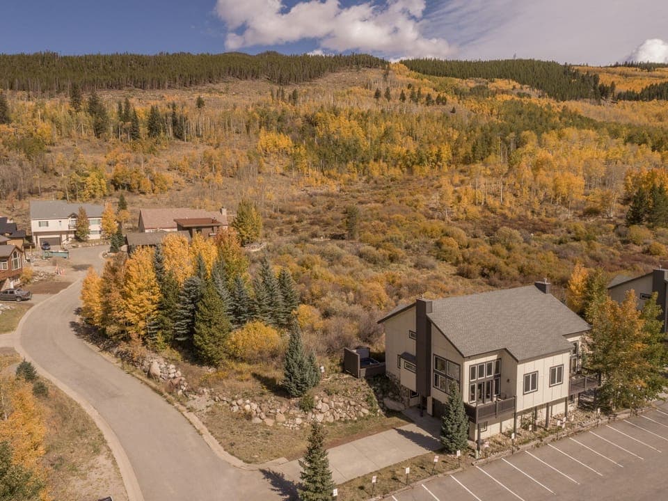 The Retreat duplex in the ski area (4BR/3 Bath; 2-car garage; private hot tub)