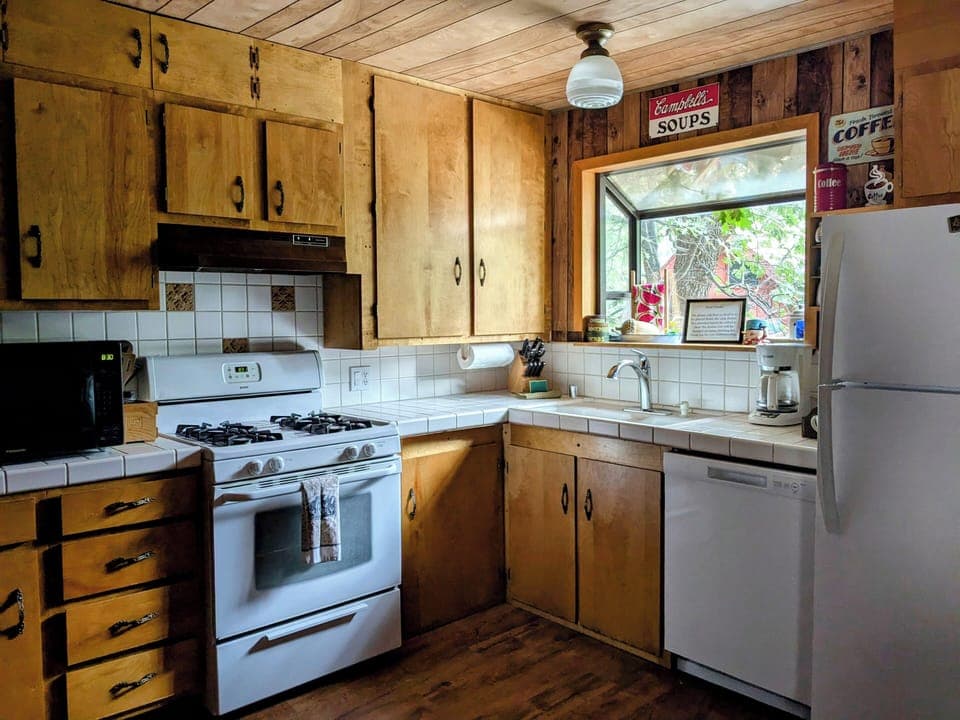 The Peach's kitchen has your basic needs.