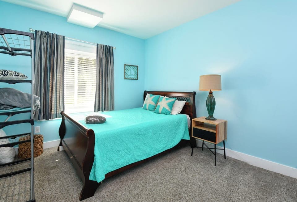 Basement bedroom: queen, full, single