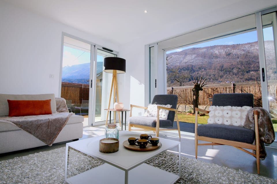 Large living space, facing south and Ouest. Mountain views