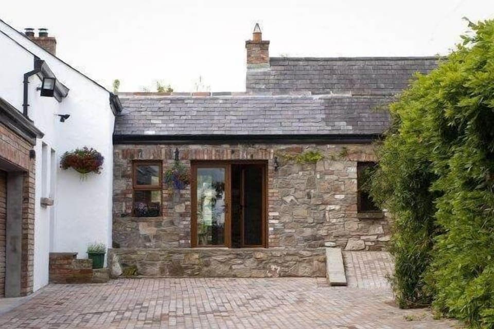 Guests front entrance to property