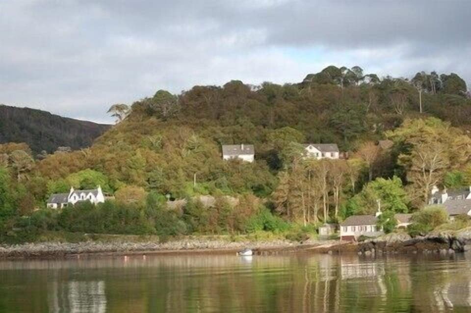 house is middle one in picture