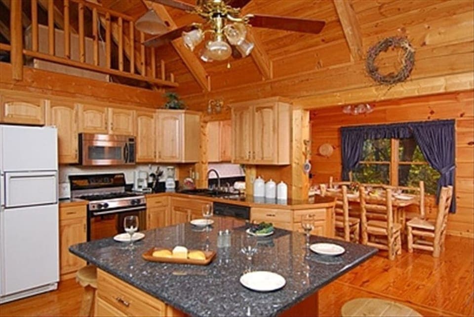 Kitchen (well stocked)