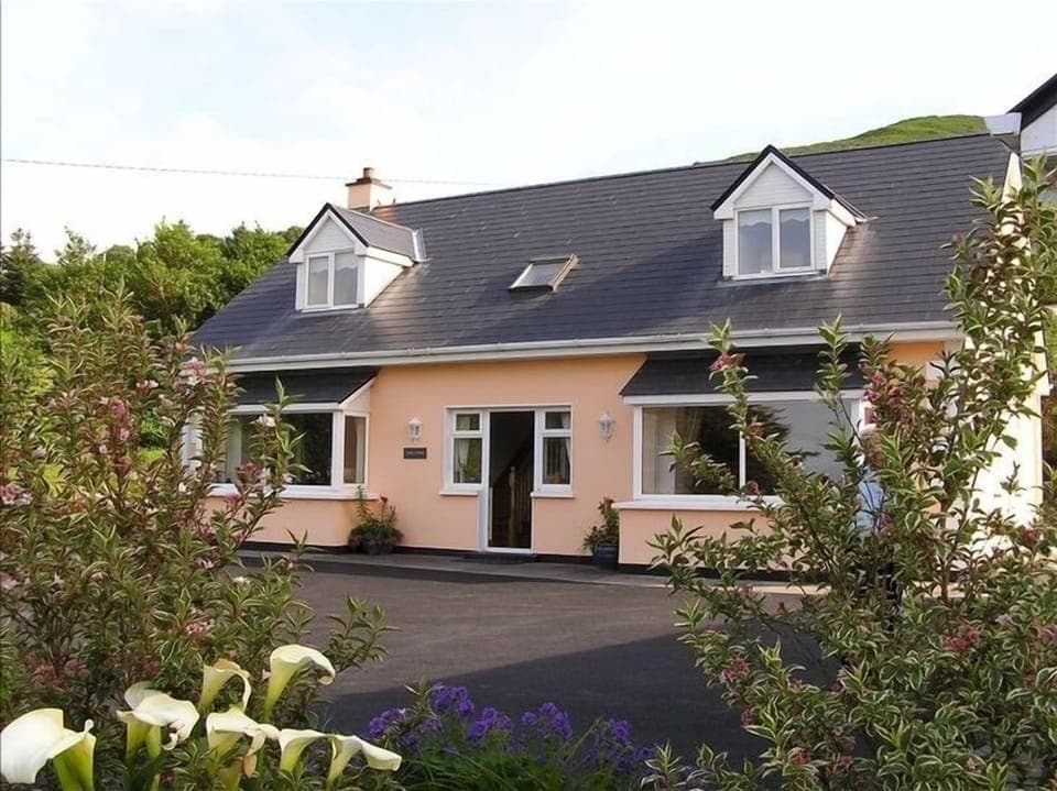 BEAUTIFUL TWO STOREY RESIDENCE OVERLOOKING THE OCEAN