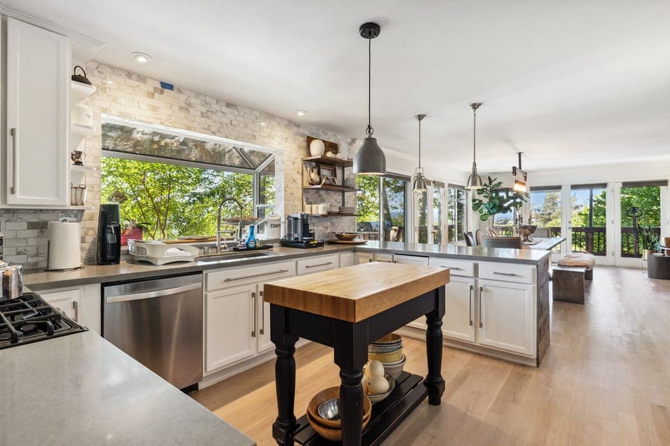 Full chefs kitchen