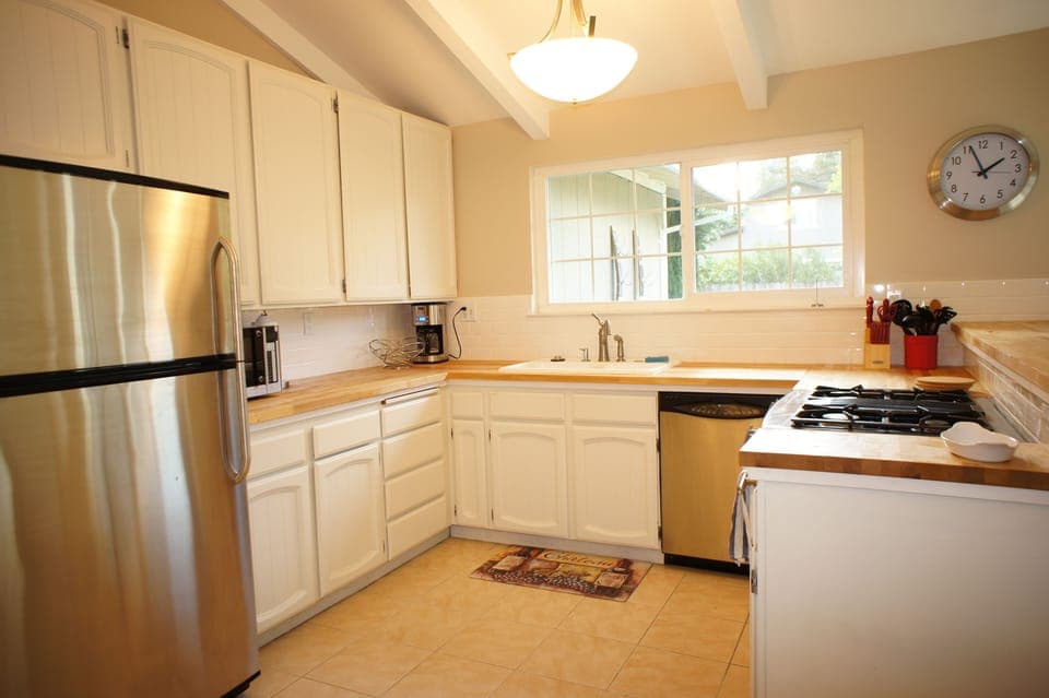 Large open kitchen with oven, 4 burner stove top, dishwasher & microwave. 