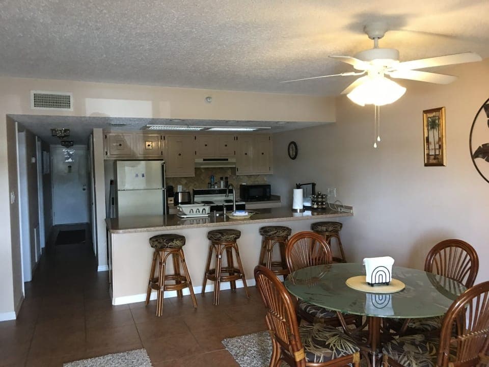  Kitchen, dining area, hallway, 
