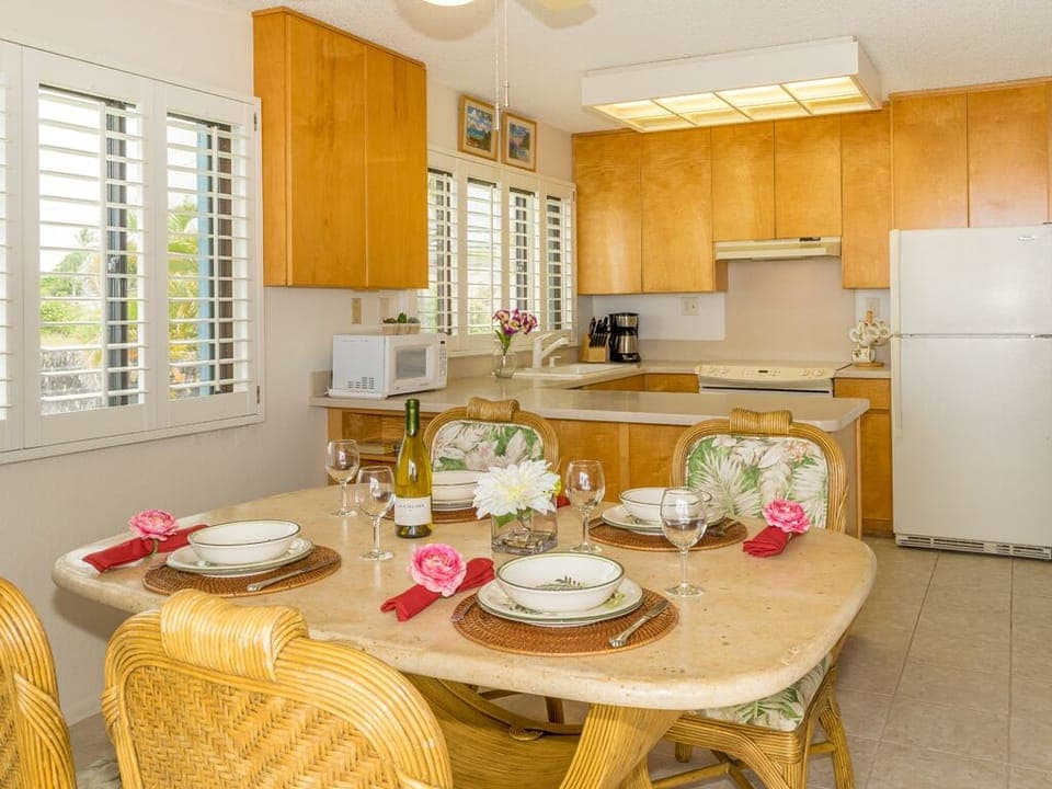 dining area to kitchen