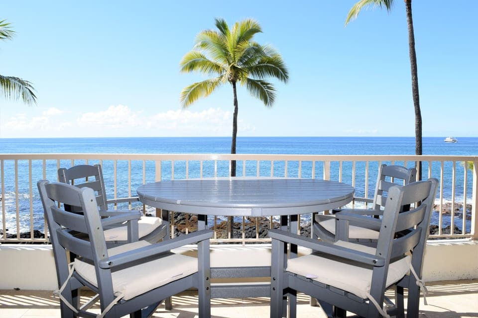 Oceanfront dining lanai