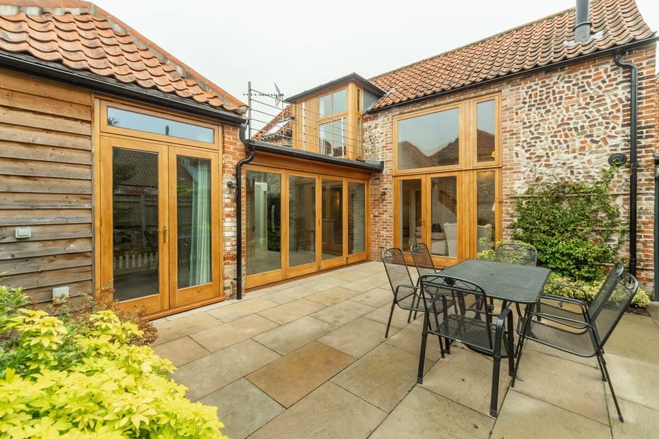Palgrave Barn, Burnham Market: Courtyard terrace with outdoor seating