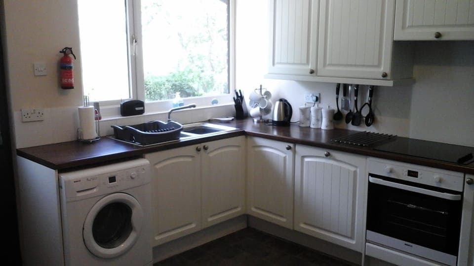 Fully fitted kitchen with integrated dishwasher