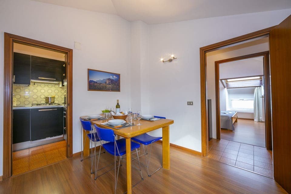 The kitchen corner with its part that harmoniously divides the living room