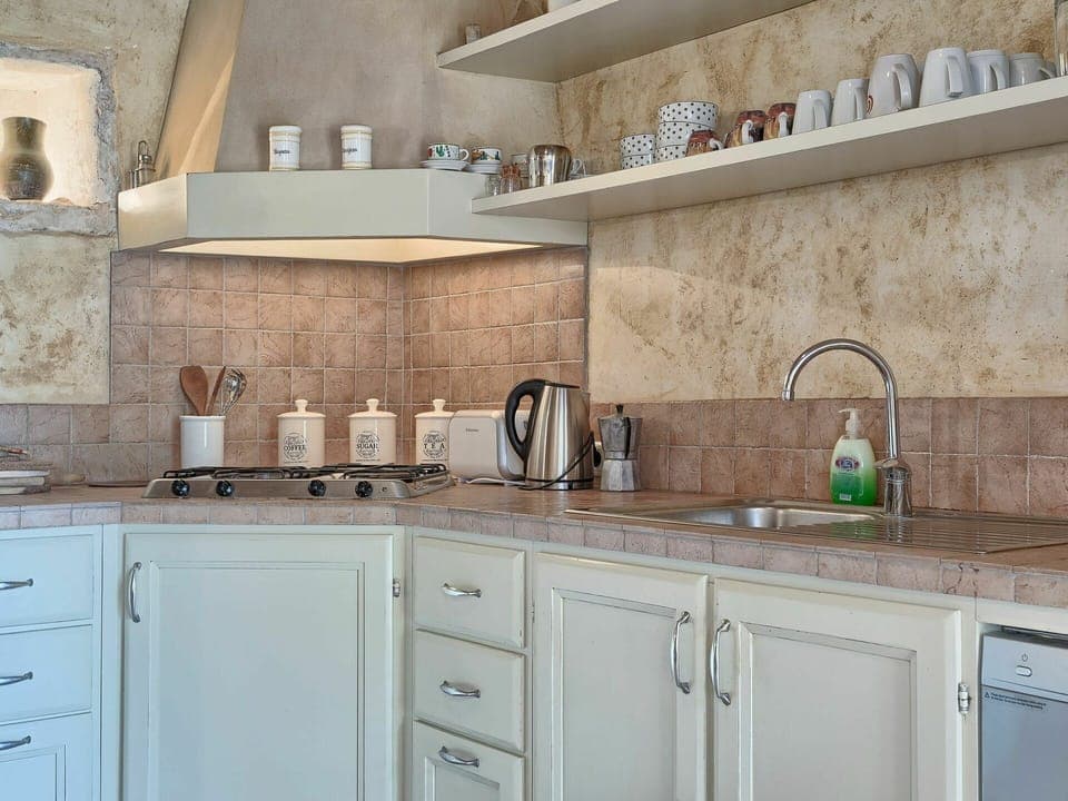 Cabinetry, Countertop, Kitchen Sink, Tap, Property, Building, Furniture, Sink, White, Kitchen