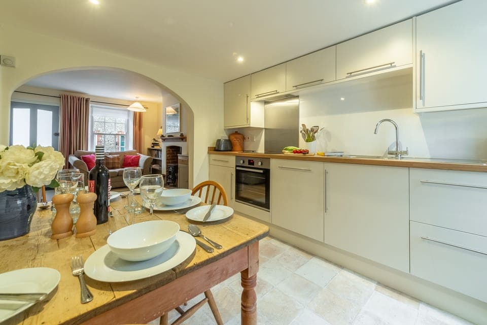 Petts Cottage, Burnham Market: The kitchen and dining area