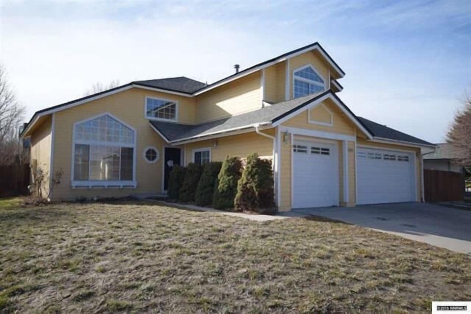 LARGE FIVE BEDROOM HOME NEAR JOHN ASCUAGA'S NUGGET CASINO AND SPARKS MARINA