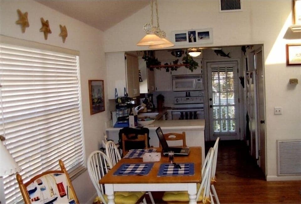 DINNING AND KITCHEN AREA