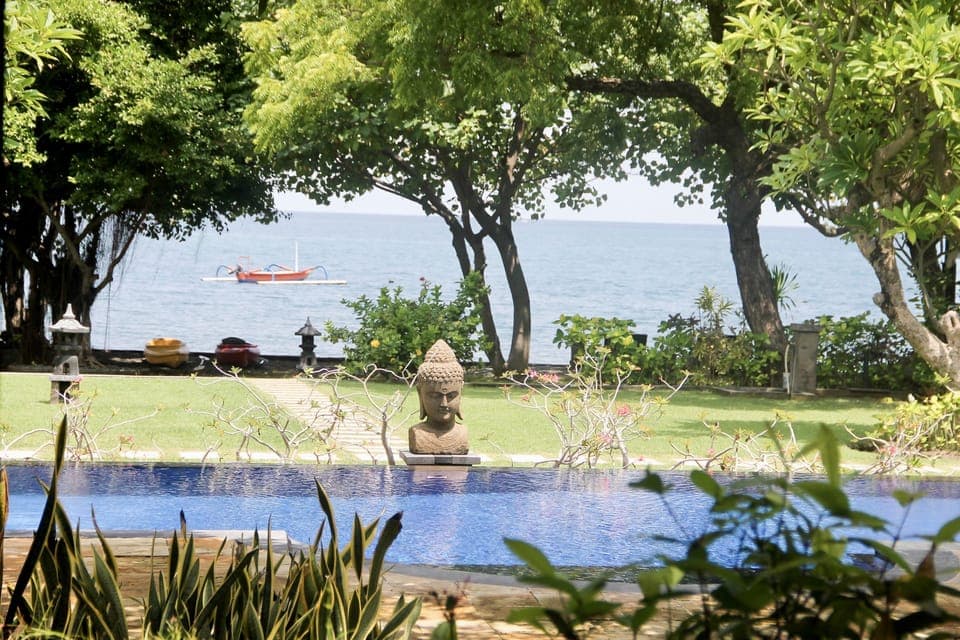 Villa Wilali: Where serenity meets the sea. 