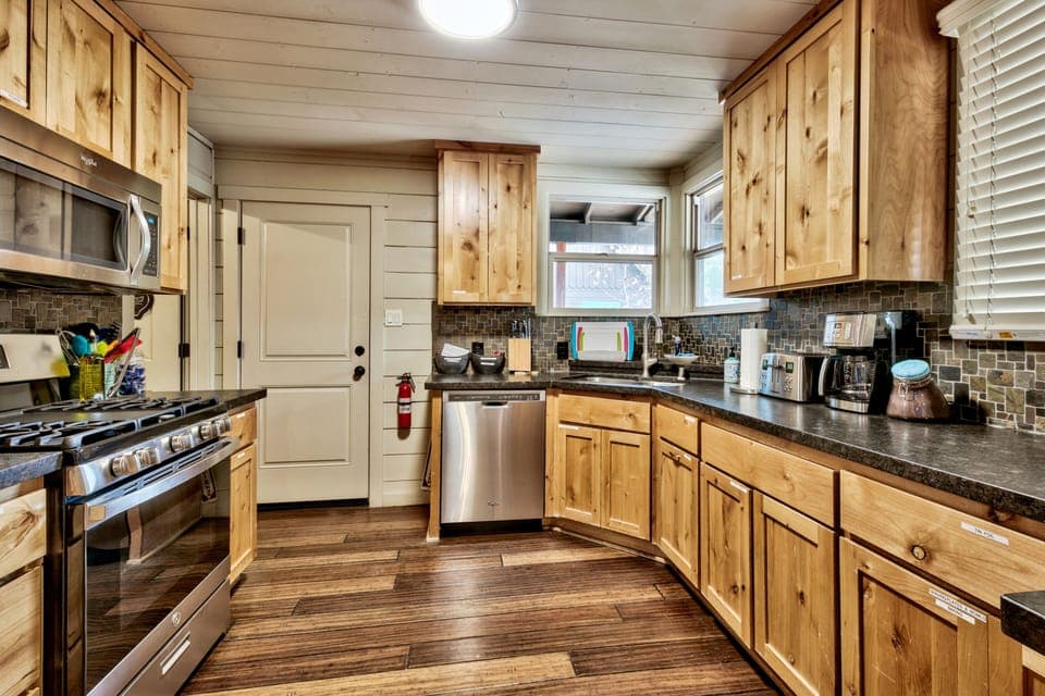 The kitchen has gas range, dishwasher, ice maker, coffee pot, toaster, crockpot+