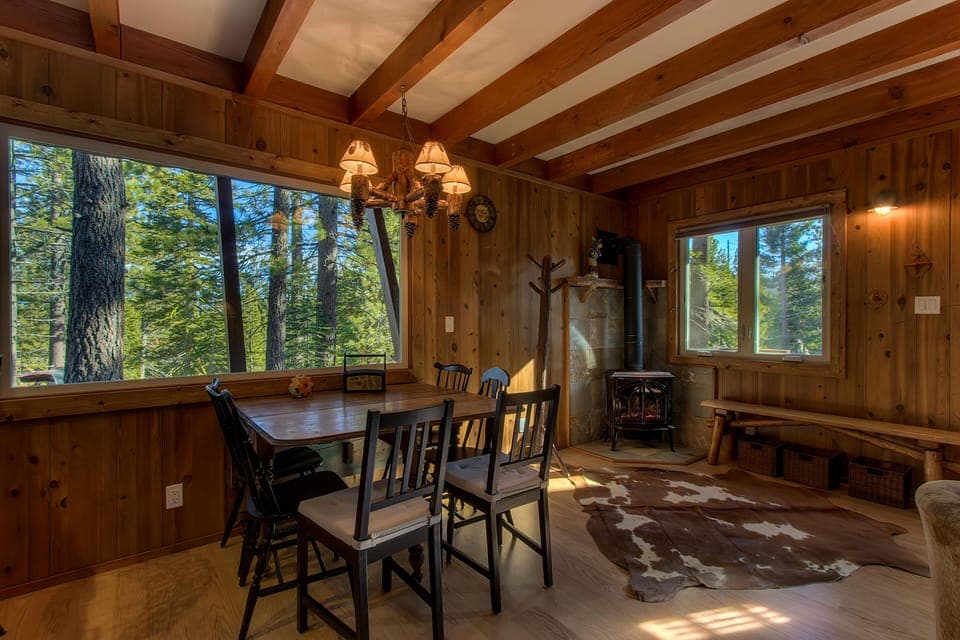 Gas stove, central heating and triple pane windows keeps the cabin toasty