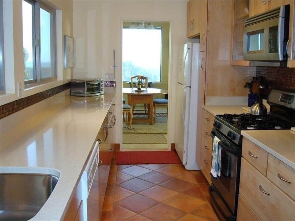 Kitchen leading onto Dining Area