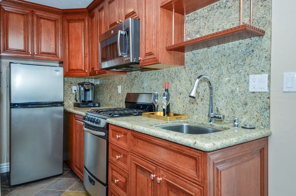 Fully equipped kitchen: spices,dishes, utensils. Keuhrig machine/pods. Drip too